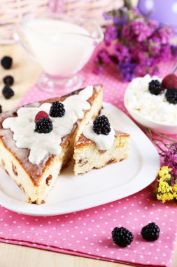 Ahşap masa yakın çekim peçeteye plaka üzerinde kuru üzüm ile peynir güveç