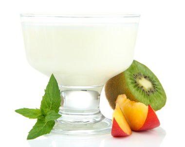 Beyaz izole meyve lezzetli yoğurt