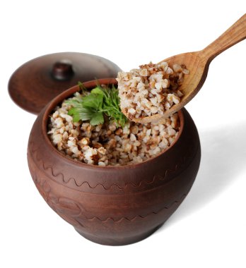 karabuğday pot ve tahta kaşıkla üzerine beyaz izole