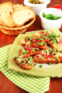 sandviç sebze ve plaka üzerinde ahşap masa yakın çekim yeşil