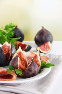 tablo üzerinde jambon ile lezzetli incir