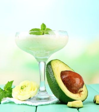 taze avokado güler yüzlü parlak zemin üzerine