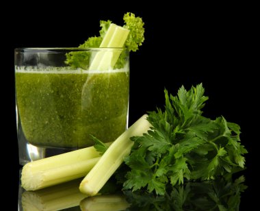 bardak yeşil sebze suyu ve siyah izole kereviz