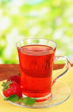 Tablo parlak zemin üzerine lezzetli çilek çayı