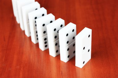 ahşap zemin üzerinde Domino