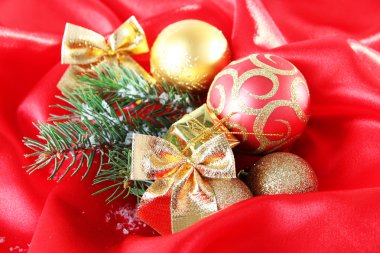 kırmızı saten kumaş üzerinde güzel bir Noel dekor