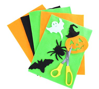 parlak keçe ve üzerinde beyaz izole el yapımı halloween süslemeleri