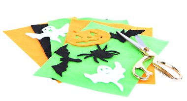 parlak keçe ve üzerinde beyaz izole el yapımı halloween süslemeleri