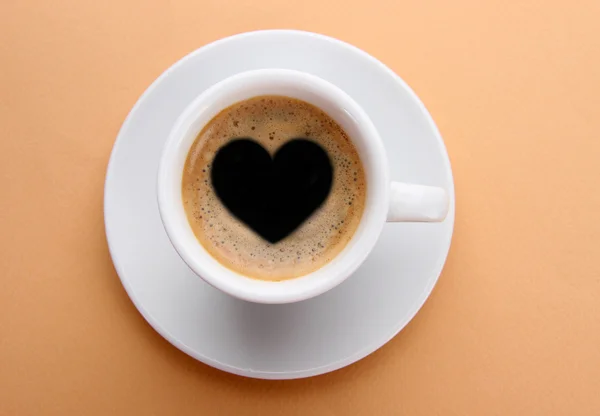 Tasse de café frais avec signe du coeur — Photo