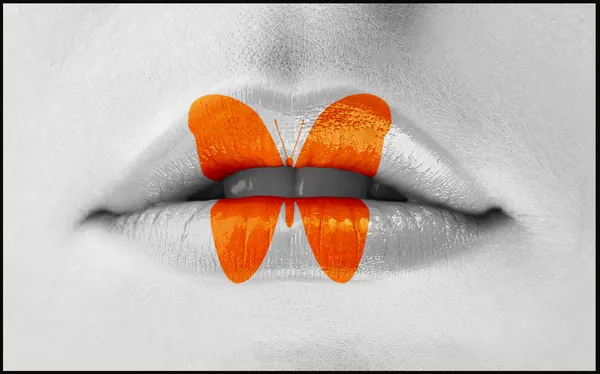Женщина губы с бабочкой — стоковое фото