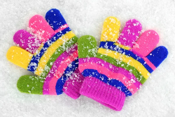 Sarung tangan anak-anak di salju — Stok Foto