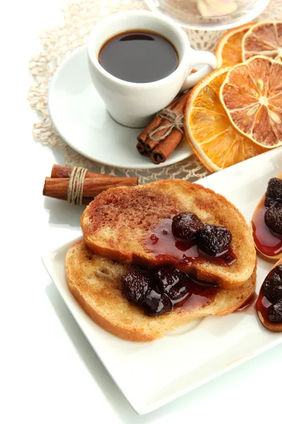 Bílé pečivo toasty s džemem a šálek kávy, izolovaných na bílém — Stock fotografie