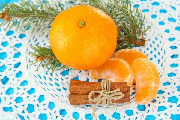 Mavi zemin üzerine peçete üzerinde lezzetli mandalina — Stok fotoğraf