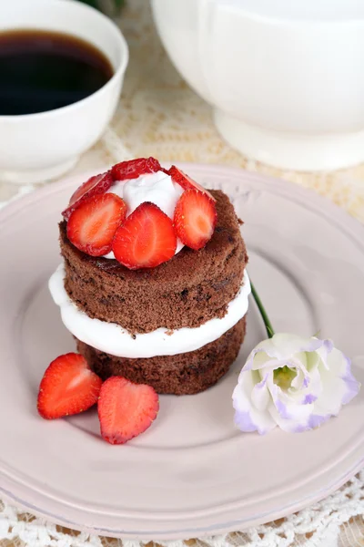 Pastel de chocolate con fresa en primer plano de la mesa —  Fotos de Stock