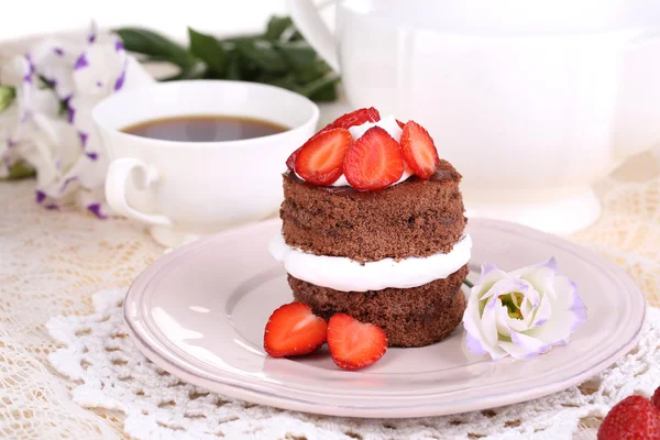 Chocolate cake with strawberry on table close-up — Stock Photo, Image