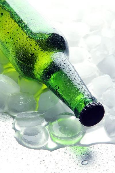 Flaska öl med isbitar, närbild — Stockfoto