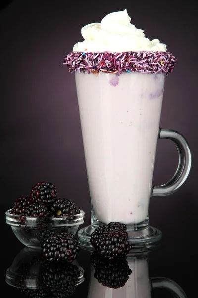 Délicieux milk shake sur fond violet foncé — Photo