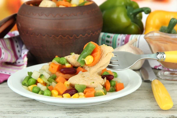 Légumes mélangés cuits au four avec poitrine de poulet en pot, sur fond lumineux — Photo