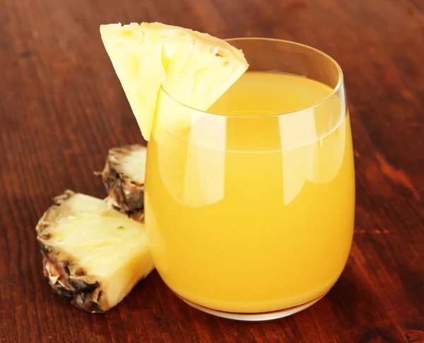 Delicioso jugo de piña en primer plano de la mesa — Foto de Stock