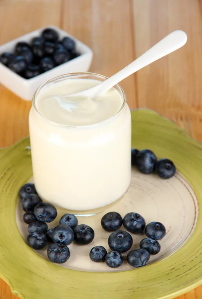 Fresh yogurt with blueberry on wooden table close-up — Stock Photo, Image