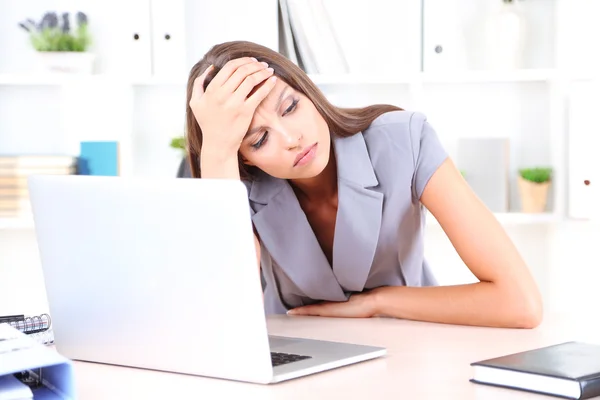 Young business woman in office — Stock Photo, Image