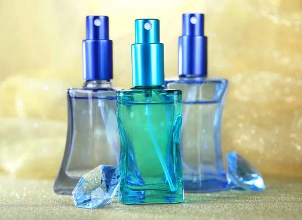 Perfume de las mujeres en hermosas botellas, de cerca — Foto de Stock