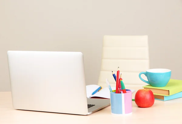 Posto di lavoro a casa con computer, da vicino — Foto Stock