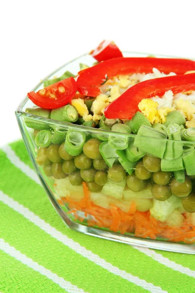 Smakelijke Salade met verse groenten, geïsoleerd op wit — Stockfoto