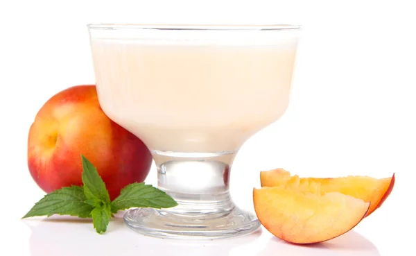 Delizioso yogurt con frutta isolata su bianco — Foto Stock