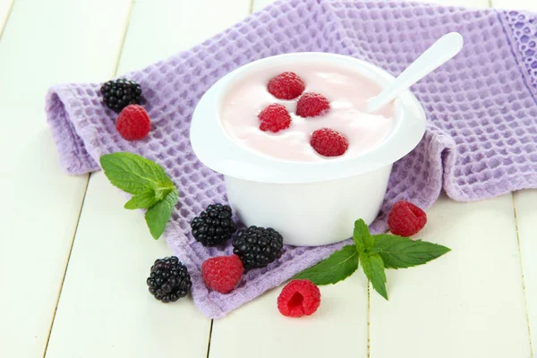 Köstlicher Joghurt mit Beeren auf dem Tisch aus nächster Nähe — Stockfoto