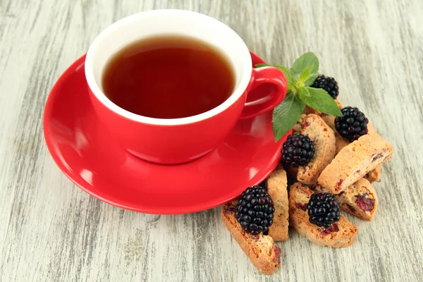 Taza de té con galletas y mora en primer plano de la mesa — Foto de Stock