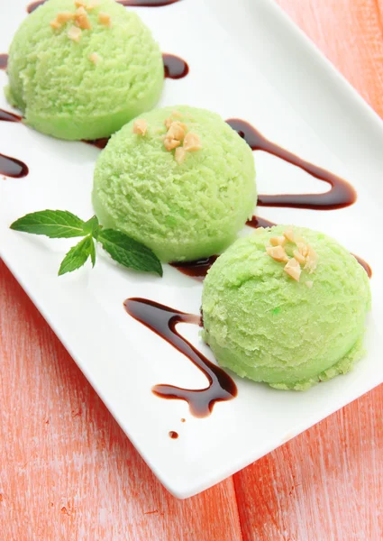 Delicioso helado en plato en primer plano de la mesa —  Fotos de Stock