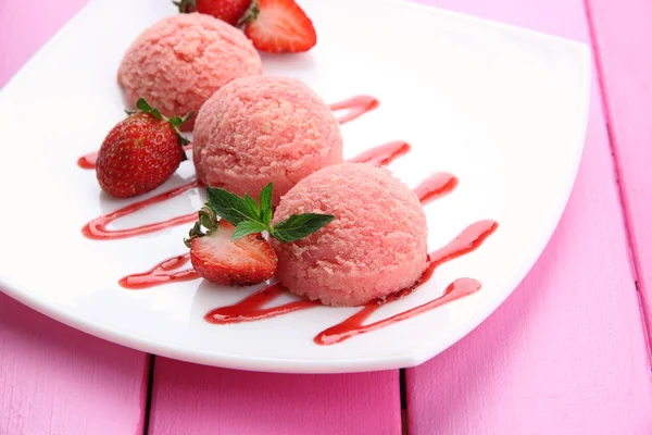 Delizioso gelato sul piatto primo piano sul tavolo — Foto Stock