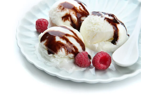 Delicioso sorvete no prato isolado em branco — Fotografia de Stock
