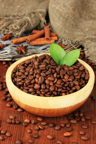 Coffee beans in bowl on wooden background — Stock Photo, Image