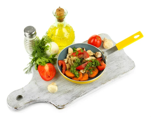 Verduras frescas en rodajas en sartén sobre tabla de madera aislada sobre blanco —  Fotos de Stock