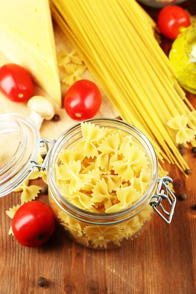 Pasta con aceite, queso y verduras en la mesa de madera de cerca — Foto de Stock