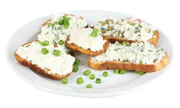 カッテージ チーズと緑白で隔離されるプレートでサンドイッチ — ストック写真