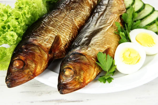 Rökt fisk på plattan på nära håll — Stockfoto