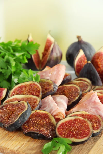 Figues savoureuses avec jambon sur la table — Photo