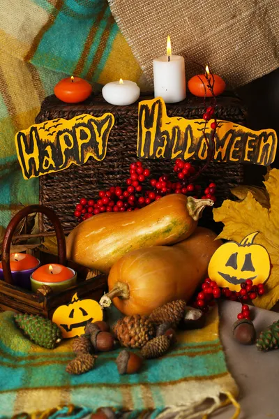 Composición para Halloween con calabazas sobre fondo de tela — Foto de Stock