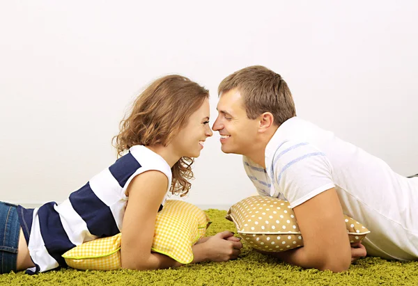 Jovem casal feliz em casa — Fotografia de Stock