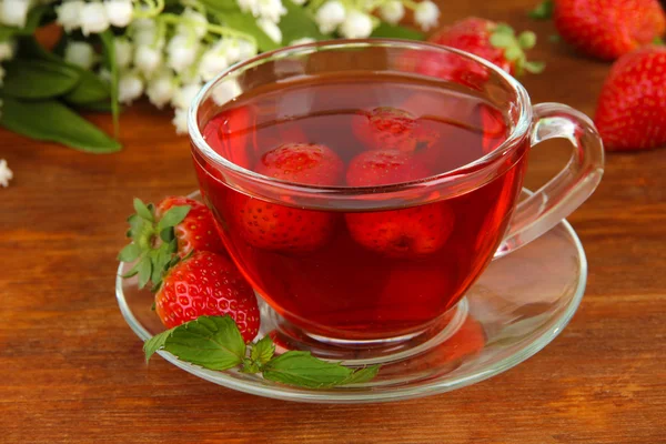 Délicieux thé aux fraises sur table close-up — Photo