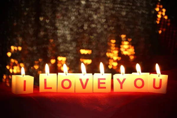 Svíčky s tištěnou znamení, miluji tě, na rozostření pozadí světla — Stock fotografie