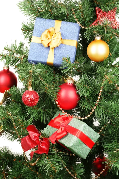 Ajándék a karácsonyfa elszigetelt fehér — Stock Fotó