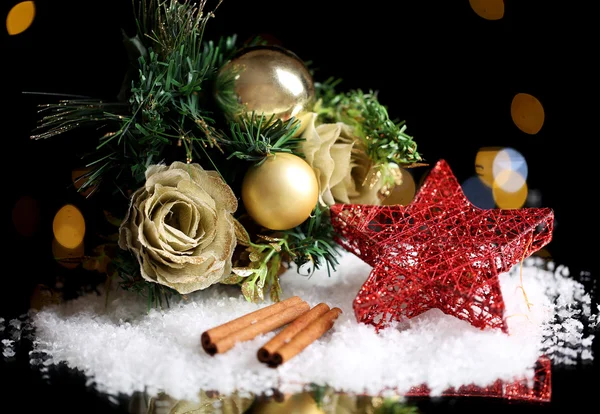 Hermosa composición de Navidad en la mesa sobre fondo brillante — Foto de Stock