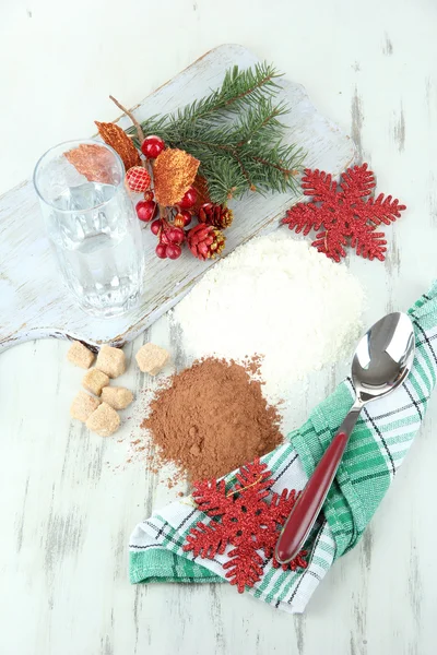 Koken christmas cookies op houten tafel — Stockfoto