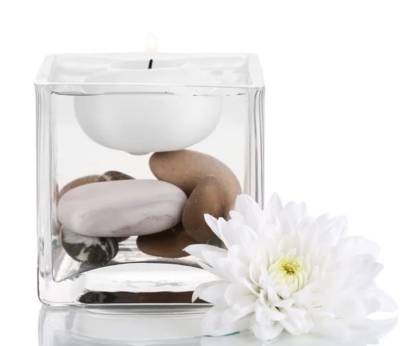 Vaso decorativo con candela, acqua e pietre isolate su bianco — Foto Stock