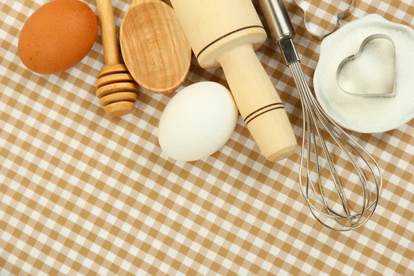 Matlagning koncept. grundläggande bakning ingredienser och köksredskap på duken bakgrund — Stockfoto
