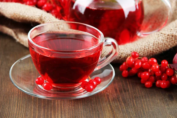 Naturaleza muerta con té viburnum en servilleta de tela de saco, sobre fondo de madera — Foto de Stock